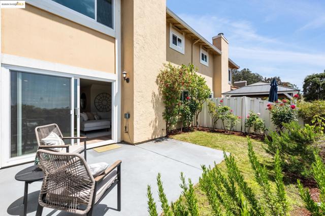 93 Thousand Oaks St, Oakland CA: https://media.crmls.org/mediaz/d03326d4-eedc-4f3d-841e-54aedd2ec4e5.jpg