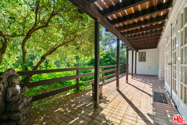 21550 Summit Trail, Topanga CA: https://media.crmls.org/mediaz/d0338fcd-2a5b-462e-a96a-e13702ac0f1d.jpg