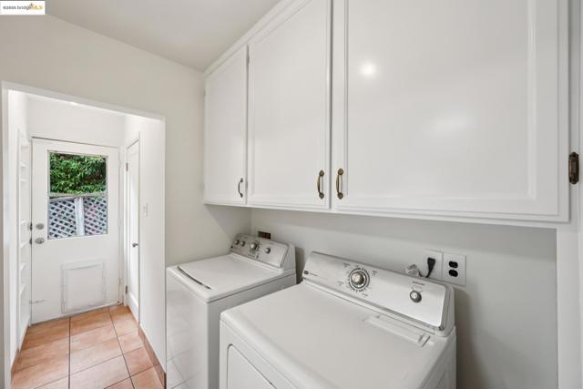 679 Mandana Blvd, Oakland CA: https://media.crmls.org/mediaz/d035122e-e8cd-4de6-a5f9-7f2a3e8ae86a.jpg