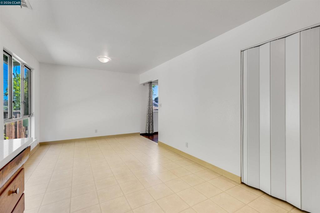 https://media.crmls.org/mediaz/d0358af4-6980-4566-96e2-9c4efff5986a.jpg?preset=X-Large