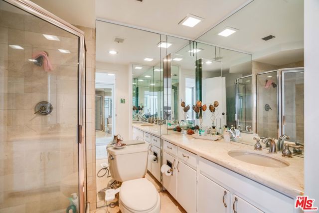 4335 S Marina City Drive, Marina del Rey CA: https://media.crmls.org/mediaz/d0360c48-1dd8-4811-b8e9-fcfe86626397.jpg