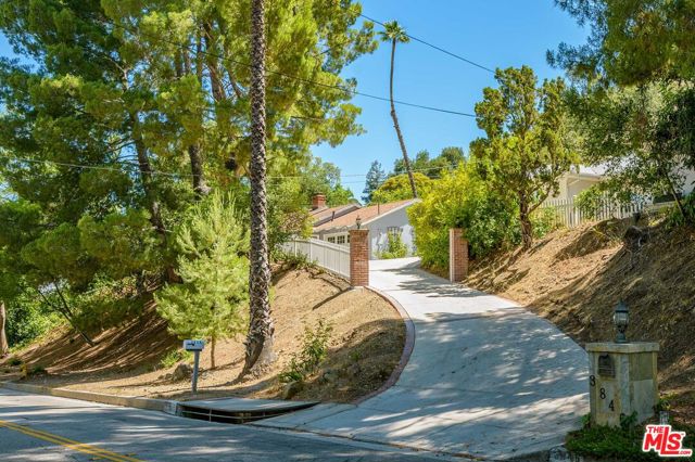 3856 Hayvenhurst Avenue, Encino CA: https://media.crmls.org/mediaz/d036f84a-c937-479f-b058-c774d9d97d26.jpg
