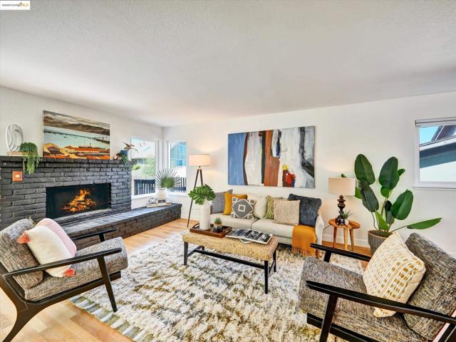 336 Washington Ave, Richmond CA: https://media.crmls.org/mediaz/d03929a9-ef14-48f5-8b8c-ab486bf4cbae.jpg