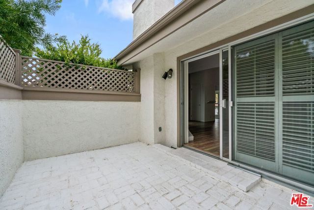 17114 Palisades Circle, Pacific Palisades CA: https://media.crmls.org/mediaz/d03982f1-2923-400b-aed1-4305e3036f94.jpg