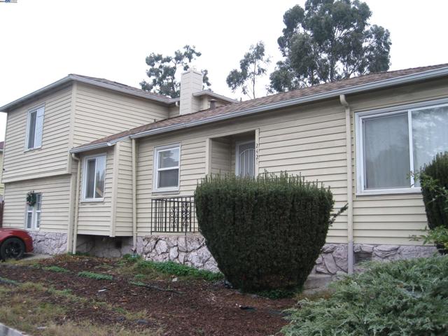 2421 Ritchie St, Oakland CA: https://media.crmls.org/mediaz/d03a186c-8266-4ac8-a6f3-6762bfe6a59f.jpg