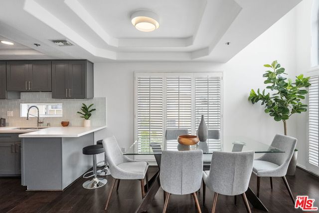 11855 Goshen Avenue, Los Angeles CA: https://media.crmls.org/mediaz/d03b6dc2-02d9-4e69-a24e-cb3dfeb24f8b.jpg