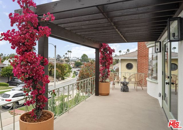 5215 Parkglen Avenue, Los Angeles CA: https://media.crmls.org/mediaz/d03d685c-020f-4a21-b397-c28d86e19ab4.jpg