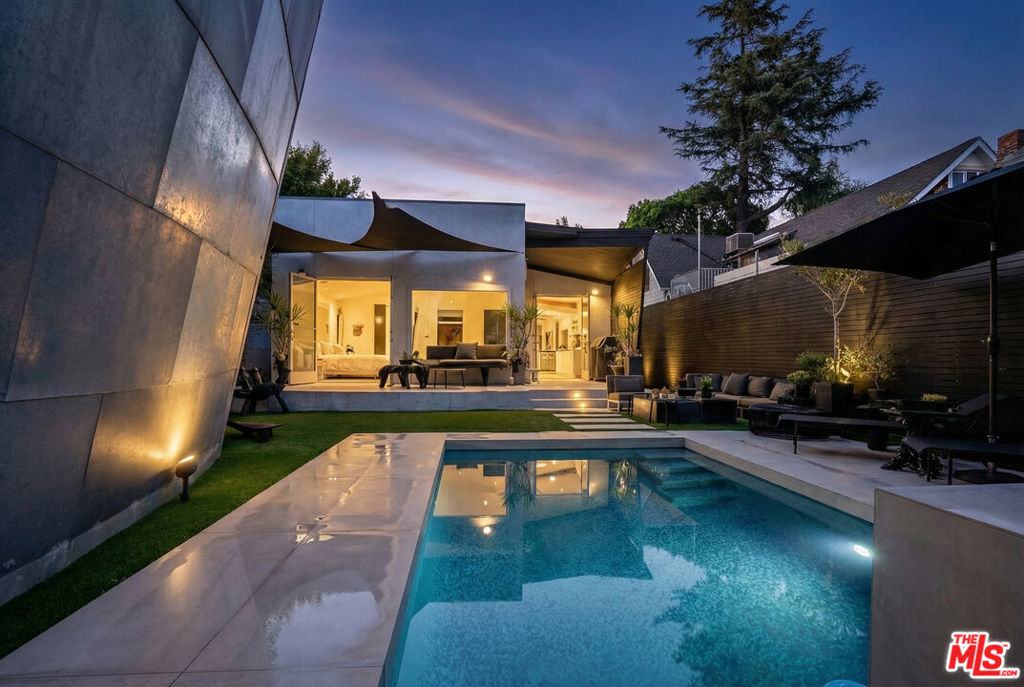 8752 Rangely Avenue — Contemporary