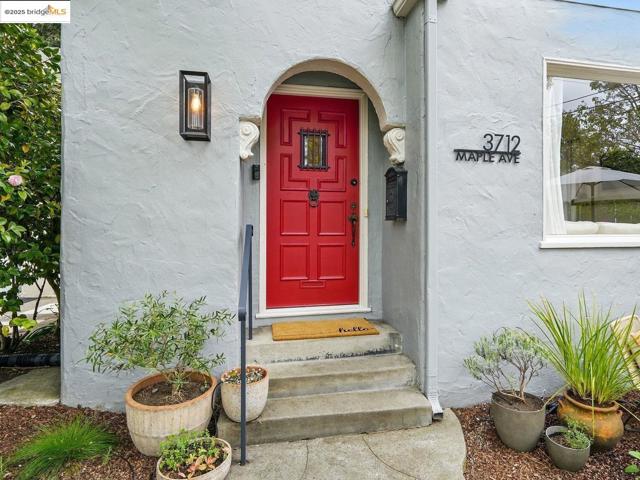 3712 Maple AVE, Oakland CA: https://media.crmls.org/mediaz/d03ff5d1-90f3-4883-abee-53c7bb7b8bfc.jpg