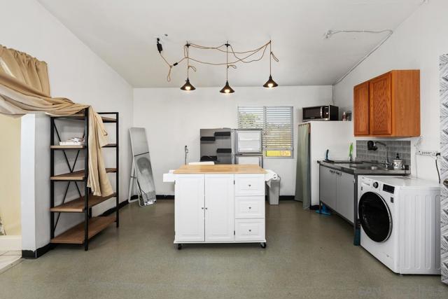 4816 Redondo Dr, La Mesa CA: https://media.crmls.org/mediaz/d040666c-9777-4ec6-adf2-53aa2956124b.jpg