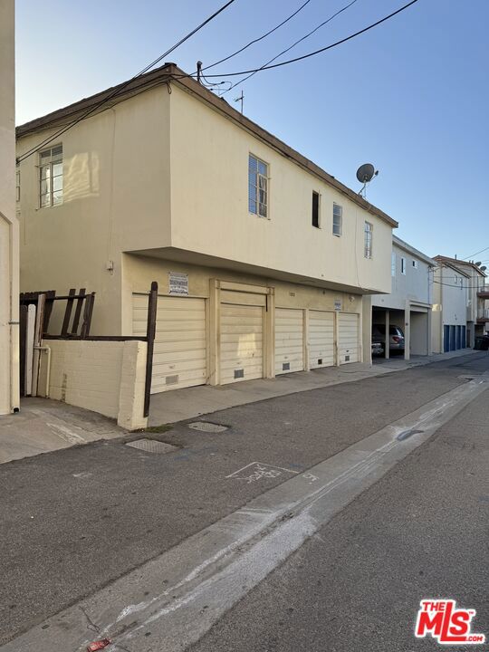 231 California Avenue, Santa Monica CA: https://media.crmls.org/mediaz/d0406f77-d4d4-4f4b-923f-8b70e4625758.jpg