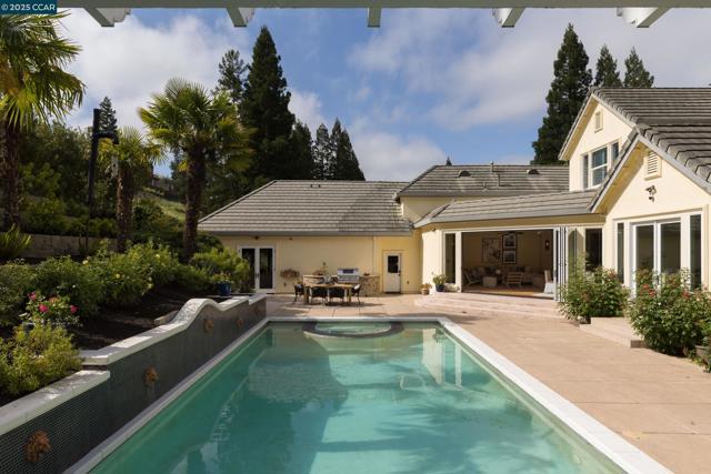 5427 Blackhawk Dr, Danville CA: https://media.crmls.org/mediaz/d04154ec-2392-4252-8921-4017ad6c1132.jpg