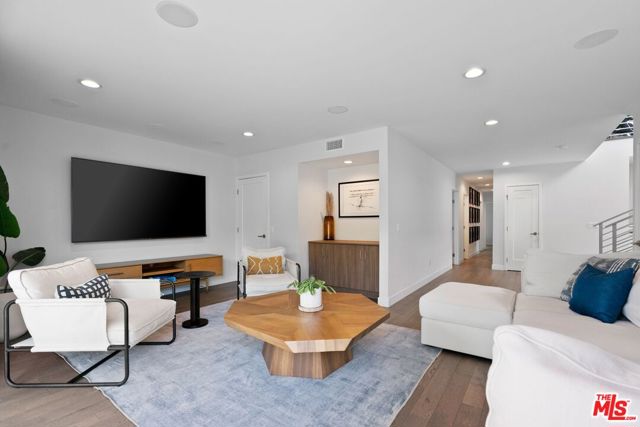 8107 Yorktown Avenue, Los Angeles CA: https://media.crmls.org/mediaz/d0418cec-a4fd-4632-9a75-d216c9332ab9.jpg