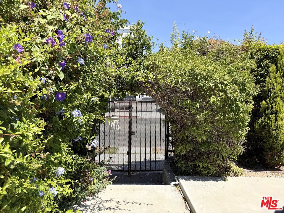https://media.crmls.org/mediaz/d041e81d-06f4-406f-9ac9-ccbb073cdee0.jpg?preset=X-Large