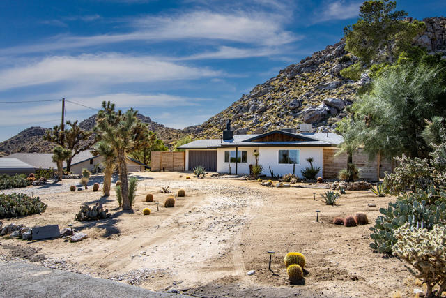 61093 Prescott Trail, Joshua Tree CA: https://media.crmls.org/mediaz/d04219b9-a258-418f-9819-9ba8b57a8d72.jpg