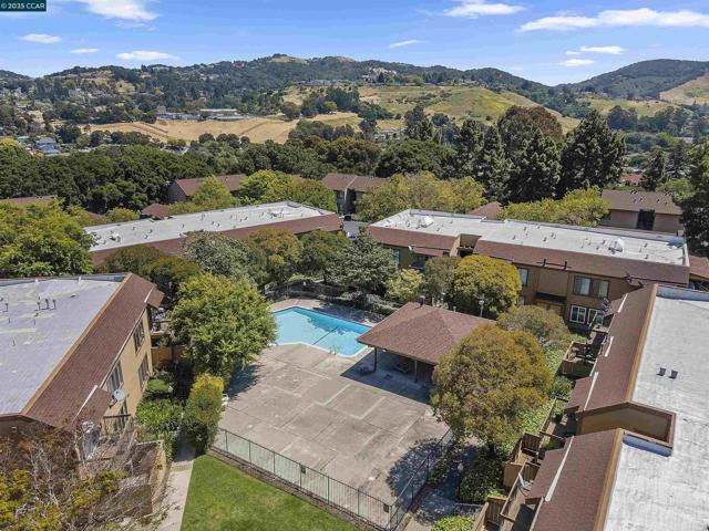 5319 Ridgeview Cir, El Sobrante CA: https://media.crmls.org/mediaz/d0439802-c9d6-405f-87b3-91e6de4a010c.jpg