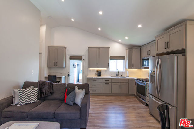3920 W Clark Avenue, Burbank CA: https://media.crmls.org/mediaz/d044a1eb-30bc-443d-8d1e-8c8d7b28f690.jpg