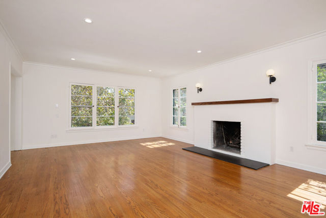 135 N Orange Drive, Los Angeles CA: https://media.crmls.org/mediaz/d0452d72-df3b-4d78-b575-9d567a7b2f4c.jpg