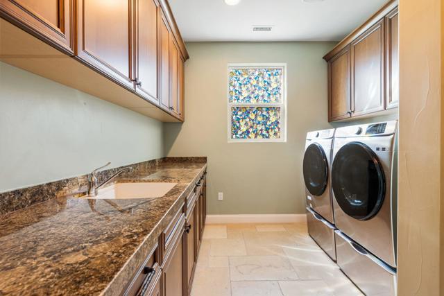 17 Emerald Court, Rancho Mirage CA: https://media.crmls.org/mediaz/d0456653-f876-42d8-9514-79f57715702d.jpg