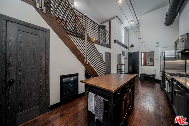 4115 Glencoe Avenue, Marina del Rey CA: https://media.crmls.org/mediaz/d04717e7-d07f-40fa-b20f-1886bcf0cbfa.jpg