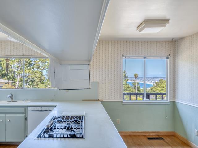 15 Pinehill Way, Monterey CA: https://media.crmls.org/mediaz/d047beab-2444-42cf-9634-6efc953fad04.jpg