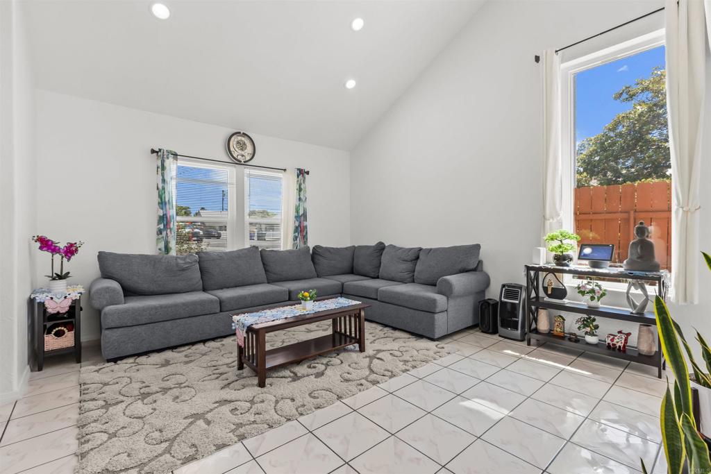 https://media.crmls.org/mediaz/d04948b2-3d0c-4f44-8e5f-370058a9bf10.jpg?preset=X-Large