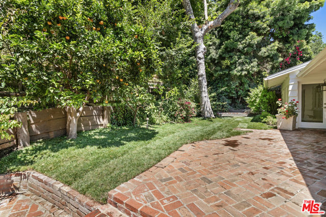 3933 Mandeville Canyon Road, Los Angeles CA: https://media.crmls.org/mediaz/d04ac2dc-fe32-4d0f-93fd-263296c469da.jpg