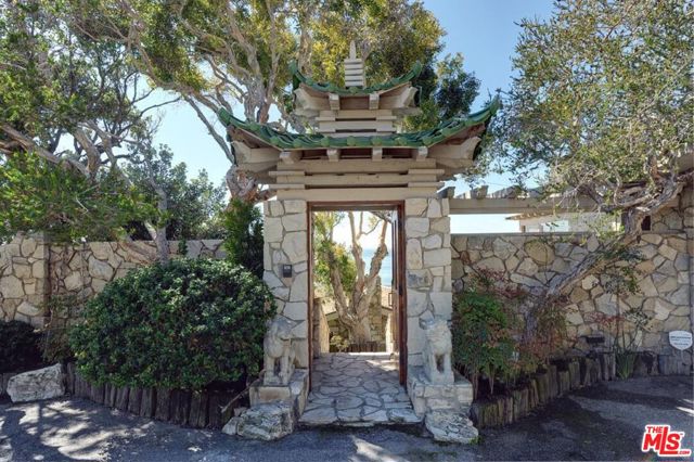 18842 Topanga Beach Drive, Malibu CA: https://media.crmls.org/mediaz/d04ac3aa-c071-452c-b4bd-d55fa8d12767.jpg