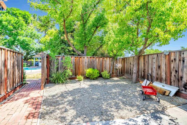 216 Salamanca Ct, San Ramon CA: https://media.crmls.org/mediaz/d04b3367-32a4-4ea8-aa32-32922b4c1762.jpg