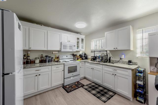 107 Catron Dr, Oakland CA: https://media.crmls.org/mediaz/d04b46ac-b3b5-4030-bd01-43a2b9eadbd5.jpg