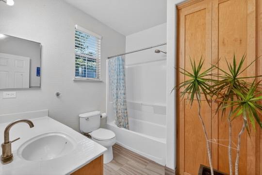 7902 Kipling Circle, Gilroy CA: https://media.crmls.org/mediaz/d04c70c3-7e22-4e4e-9061-68609f33da37.jpg