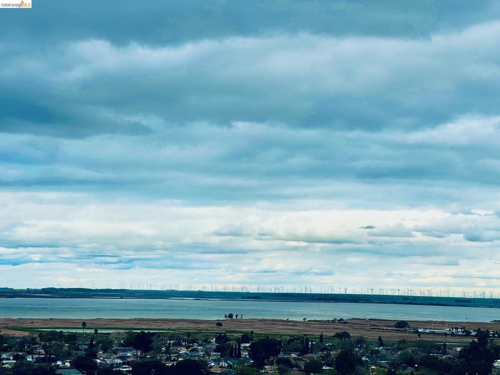 https://media.crmls.org/mediaz/d04ce00b-d01a-4485-8efb-10cf20622ffe.jpg?preset=X-Large