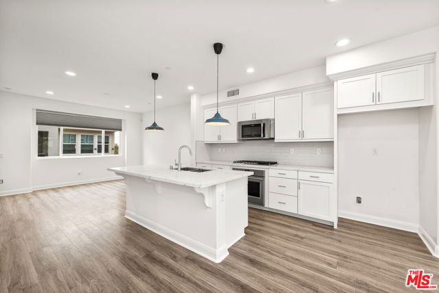 516 E Imperial Avenue, El Segundo CA: https://media.crmls.org/mediaz/d04eb688-5560-4382-bfec-b26e193fcfc4.jpg