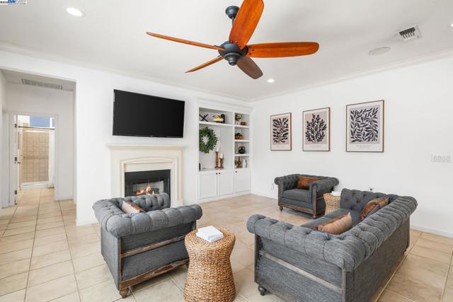 3638 Otter Brook Loop, Discovery Bay CA: https://media.crmls.org/mediaz/d04f0cac-8c2b-4d22-af4a-7a0bf8ca4691.jpg