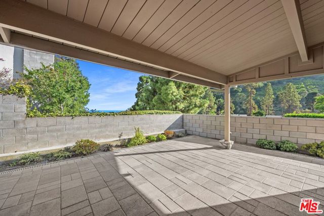 1224 El Hito Circle, Pacific Palisades CA: https://media.crmls.org/mediaz/d04f9fab-6e27-435e-bad1-a9686dceb04a.jpg