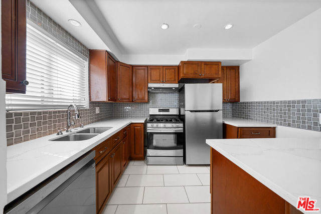 148 S Reeves Drive, Beverly Hills CA: https://media.crmls.org/mediaz/d0505710-6343-498c-a221-e1f02cc2be90.jpg