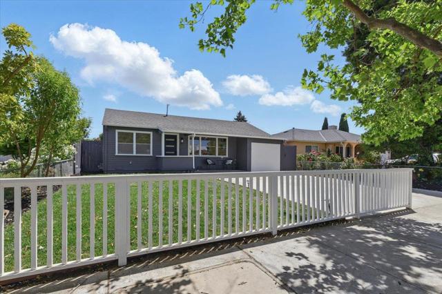571 Hamilton Avenue, Menlo Park CA: https://media.crmls.org/mediaz/d0518c4c-91b3-47fb-bfac-87cc8dd9c216.jpg
