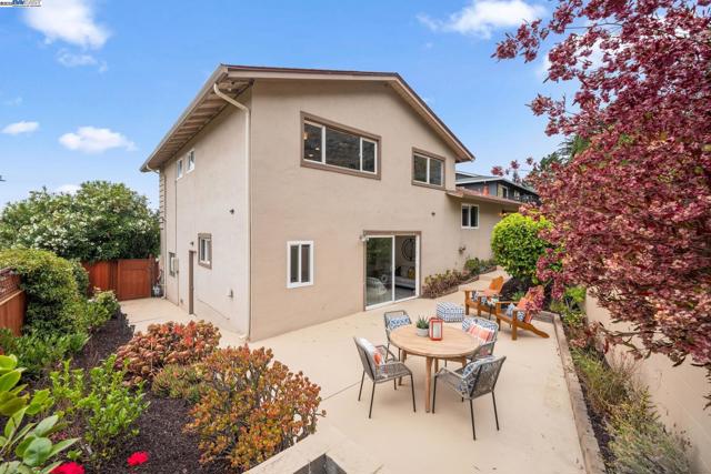 598 CRESTMONT DRIVE, Oakland CA: https://media.crmls.org/mediaz/d0522100-e743-434c-b72b-b5f7ba1cc541.jpg