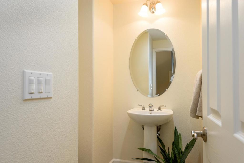 https://media.crmls.org/mediaz/d05298b9-a094-4278-b32d-09b46432dd6a.jpg?preset=X-Large