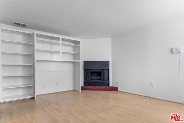 4660 Coldwater Canyon Avenue, Studio City CA: https://media.crmls.org/mediaz/d0534b47-a4de-4873-91c6-0ae8f2b294bc.jpg