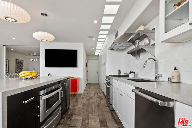 27400 Pacific Coast Highway, Malibu CA: https://media.crmls.org/mediaz/d053fe65-cca8-47e9-a754-a5a43d83327f.jpg