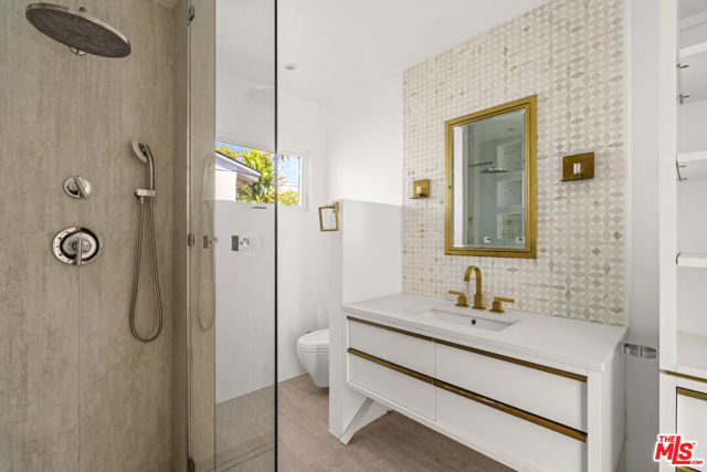 2425 Cloy Avenue, Venice CA: https://media.crmls.org/mediaz/d054de76-8800-422b-9577-4a1d803adfad.jpg