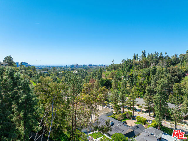 1418 Lindacrest Drive, Beverly Hills CA: https://media.crmls.org/mediaz/d0581169-a4c7-4cd9-be59-6b09fa13cae6.jpg