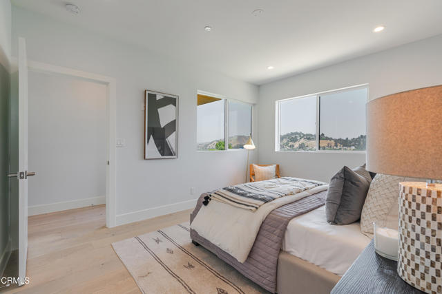 3874 W Point Drive, Los Angeles CA: https://media.crmls.org/mediaz/d058947f-27c6-431c-824f-8f069fc9bd58.jpg