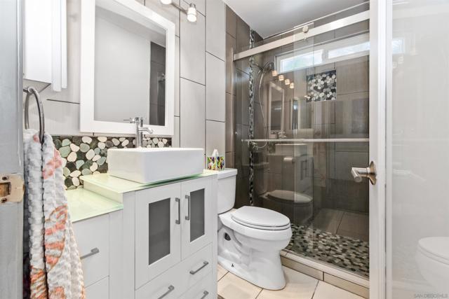 706 Ocean Ln, Imperial Beach CA: https://media.crmls.org/mediaz/d058e60c-4916-4831-9f8b-2df4d8e53204.jpg