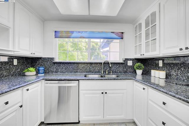 40652 Encanto Way, Fremont CA: https://media.crmls.org/mediaz/d058fd02-3bb9-4264-a6df-0c78492cd17e.jpg