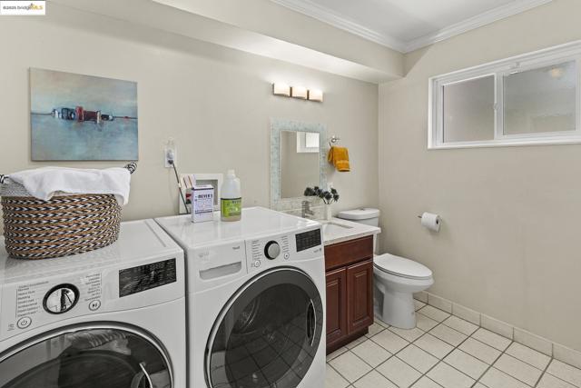 21 Maggiora Ct, Oakland CA: https://media.crmls.org/mediaz/d059961d-9999-4398-bc6f-c282a9349843.jpg