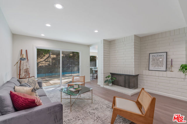 19 Rippling, Irvine CA: https://media.crmls.org/mediaz/d05c314d-c374-45a5-aab8-a58315ba4474.jpg