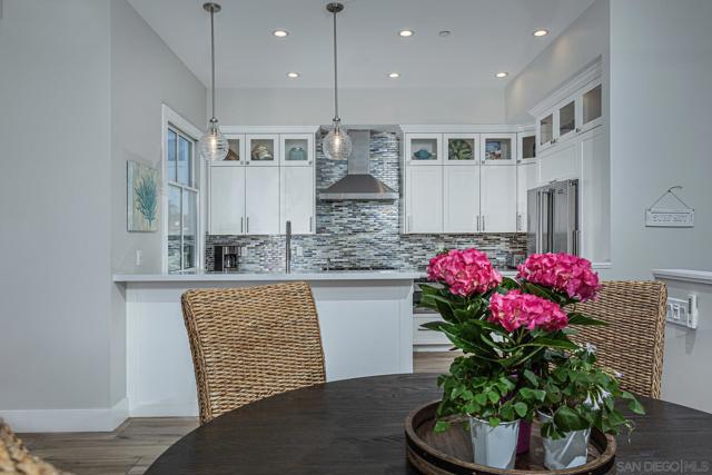 617 9Th St, Coronado CA: https://media.crmls.org/mediaz/d05c4e6f-af2b-407e-934c-a5e893fb330b.jpg