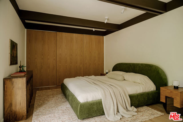 5649 Valley Oak Drive, Los Angeles CA: https://media.crmls.org/mediaz/d05cd5f3-8f46-4c67-85dc-3c1f60ddd731.jpg